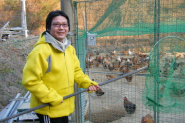 てげてげ店主の吉田裕一が地頭鶏を捕まえようとしている